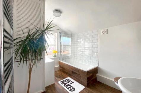 Bathroom image 2 of 3
