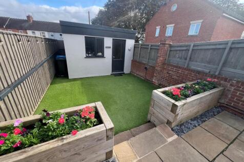 Rear Garden &amp; Home Office/workshop