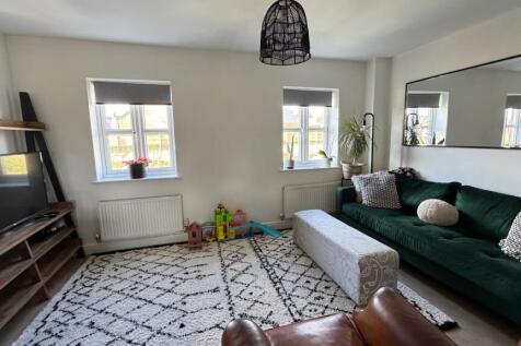 Lounge/sitting room (1st floor)