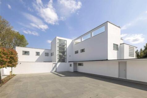 Exterior/Forecourt