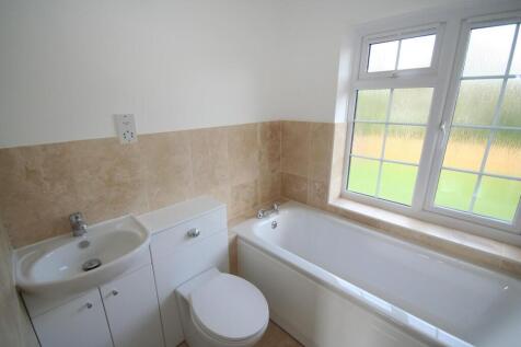 33 St Andrews Road Bath rm.JPG