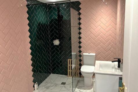 Plas Pen Y Cae bathroom.jpg