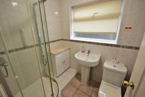 FAMILY SHOWER ROOM