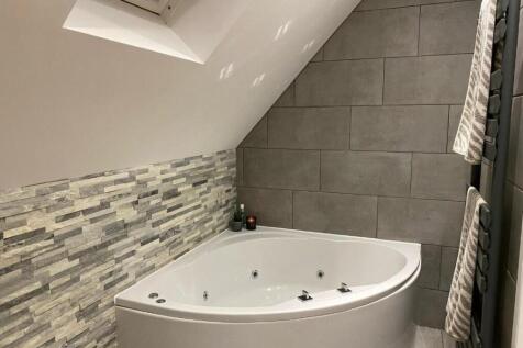 EN SUITE BATHROOM
