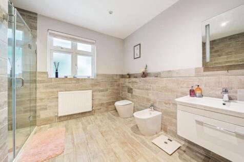 EN SUITE BATHROOM