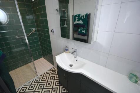 EN SUITE SHOWER ROOM