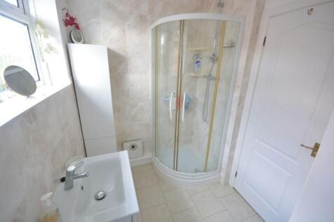 FAMILY SHOWER ROOM