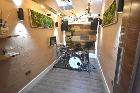 OFFICE/MUSIC ROOM