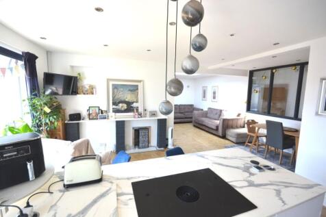 KITCHEN/FAMILY ROOM