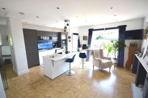 KITCHEN/FAMILY ROOM