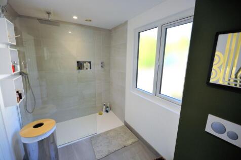 EN SUITE SHOWER ROOM