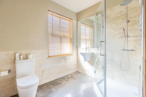 1st Floor Bathroom 