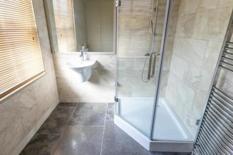 1st Floor Bathroom 