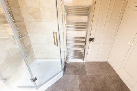 1st Floor Bathroom 