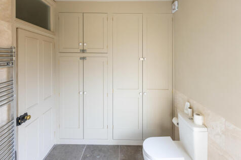 1st Floor Bathroom 