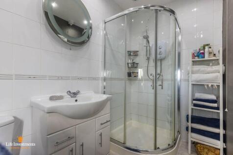 Bed One En Suite