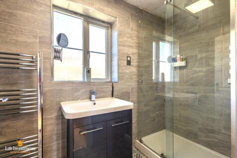Bed One En Suite