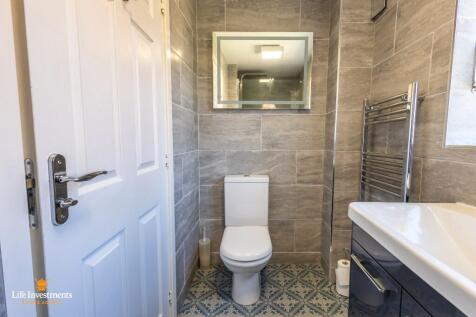 Bed One En Suite