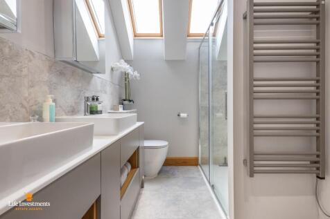 Bed One En Suite