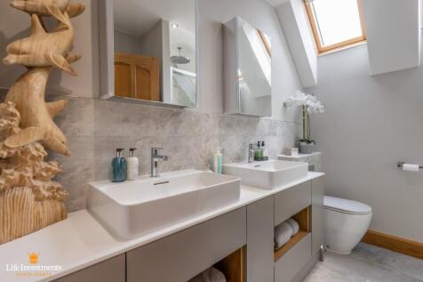 Bed One En Suite
