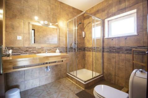 Fourth Bathroom (Large).jpg