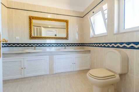 Second Bathroom (Large).jpg