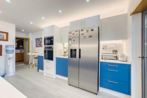 5 KITCHEN (Large).jpg