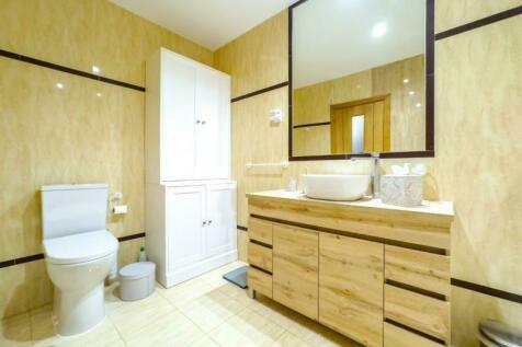 17 BATHROOM (Large).jpg