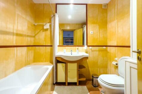 12 BATHROOM (Large).jpg