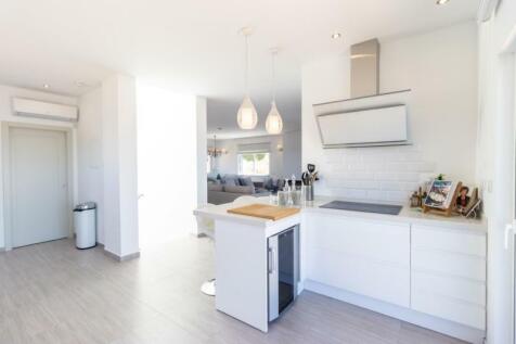 Kitchen to living area (Large).jpg