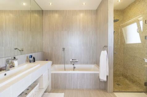Master Bathroom (Large).jpg
