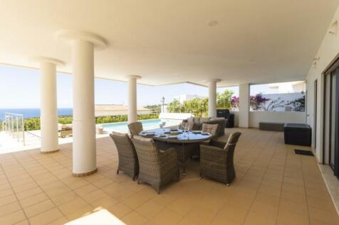 Outside dining area (Large).jpg