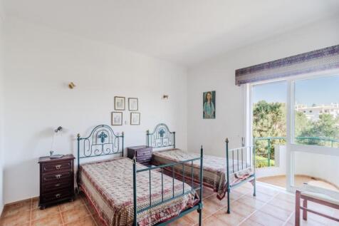 12 BEDROOM.jpg