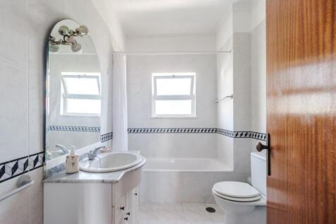 15 BATHROOM.jpg