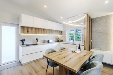 4 KITCHEN.jpg