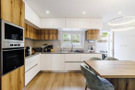 14 KITCHEN.jpg