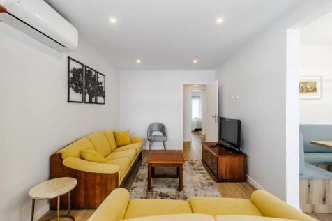 17 LIVING ROOM.jpg