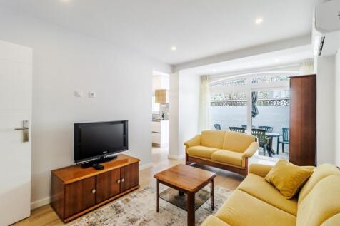 18 LIVING ROOM.jpg