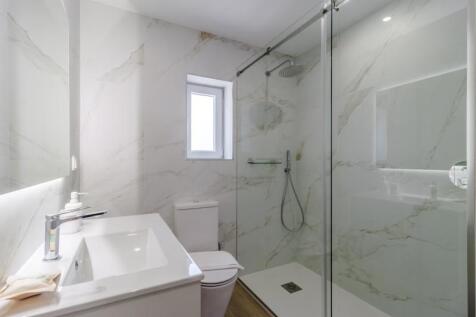 25 BATHROOM.jpg