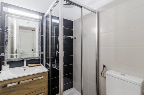30 BATHROOM.jpg