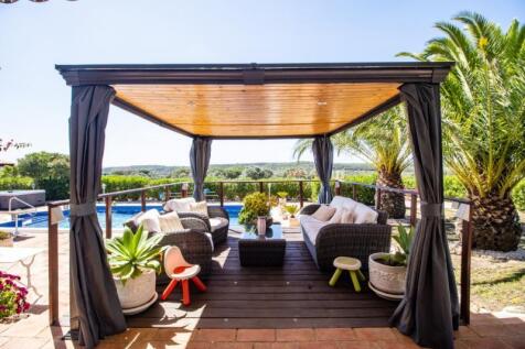Lounge area (Large).jpg