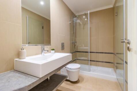 Bathroom (Large).jpg