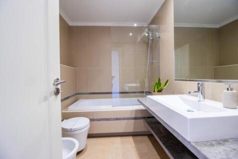Bathroom 2 (Large).jpg