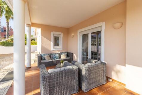 Outside lounge (Large).jpg
