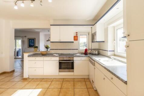 Kitchen (Large).jpg