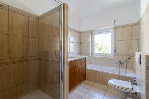 Upstairs Bathroom (Large).jpg