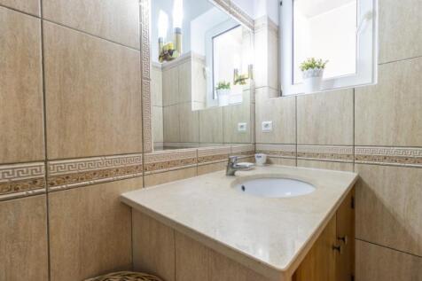 Fourth bathroom (Large).jpg