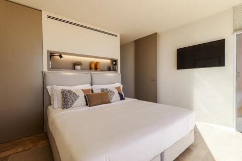 Master Bedroom (Large).jpg