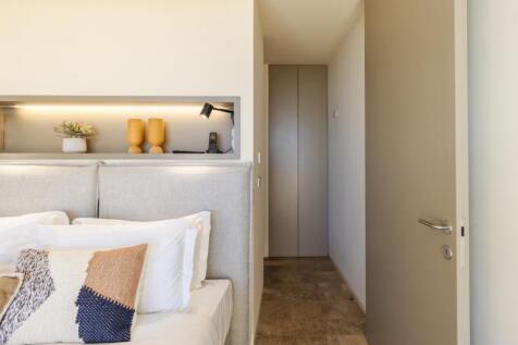 Master Bedroom to bathroom (Large).jpg