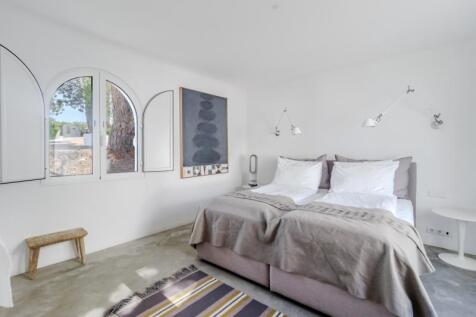 11 BEDROOM.JPG
